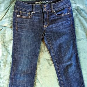 EUC AEO Artist crop stretch 5 pocket style 2 button & zip closure dark wash roll